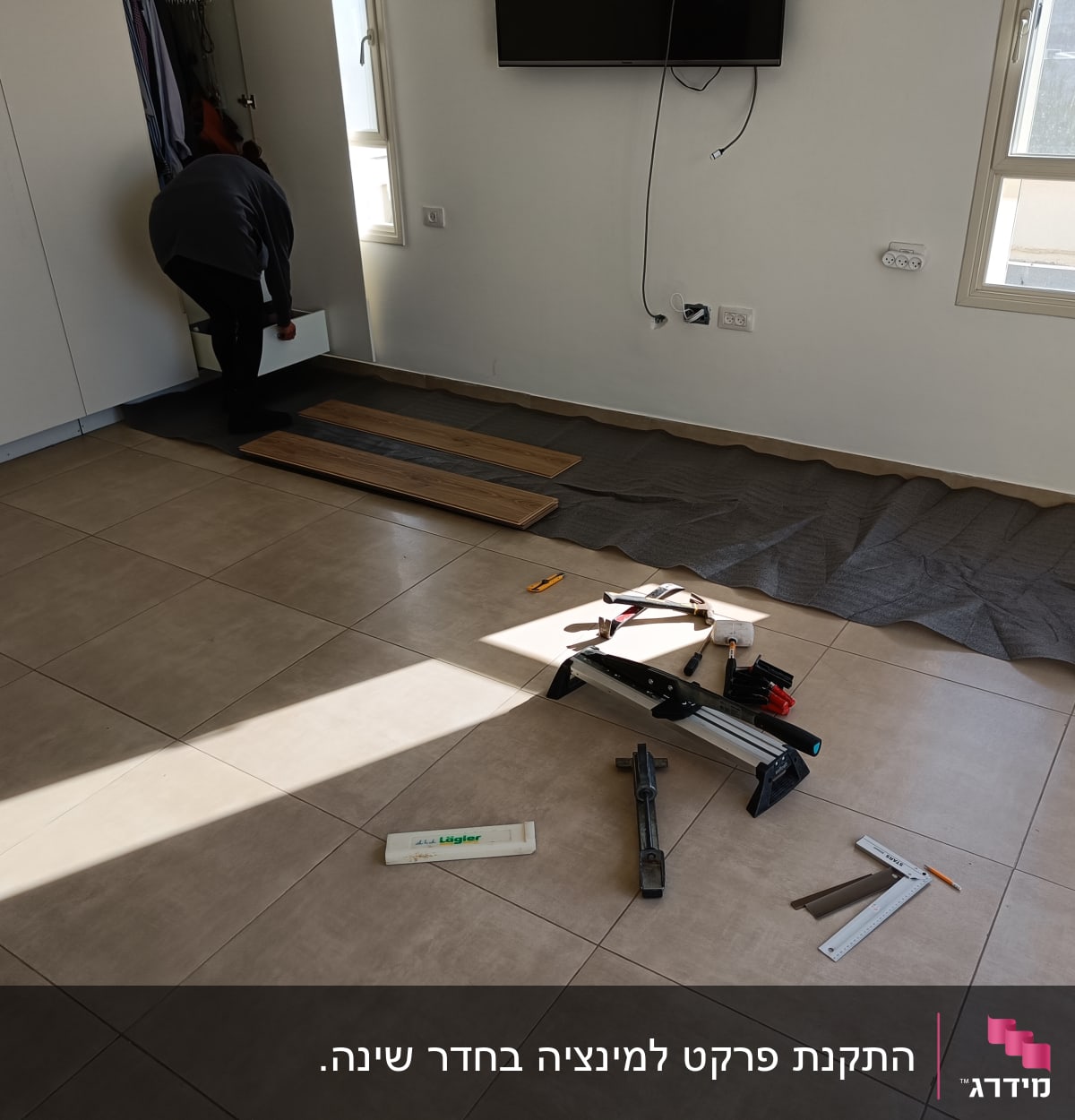 התקנת פרקט עם כלים וחומרים על הרצפה